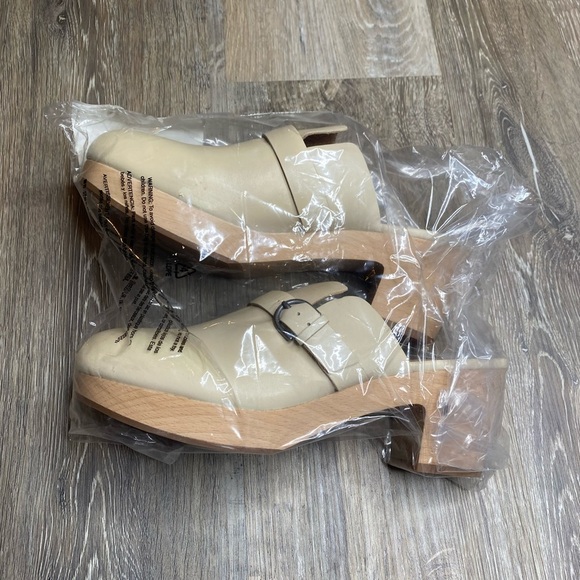 The Monique Buckle Clog Size 9 Flaw - Picture 8 of 8